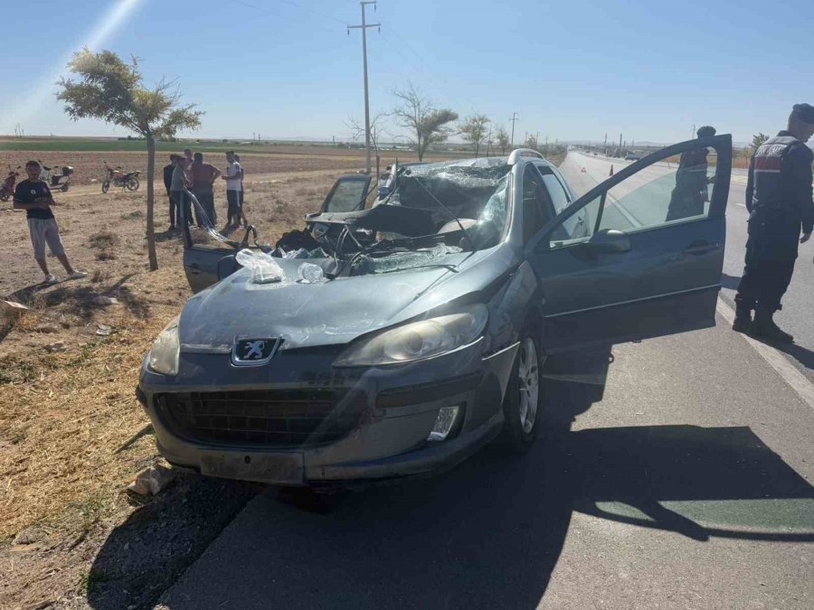 Tıra Arkadan Çarpan Otomobil Hurdaya Döndü: 2 Yaralı