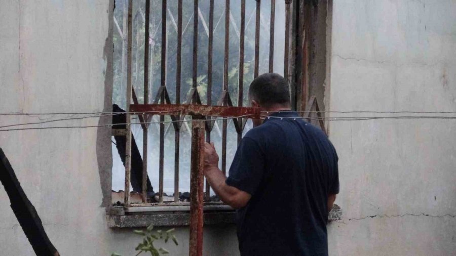 Kızını Alevlerin Arasından Çıkardı, Evi Gözlerinin Önünde Küle Döndü