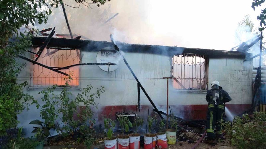 Kızını Alevlerin Arasından Çıkardı, Evi Gözlerinin Önünde Küle Döndü
