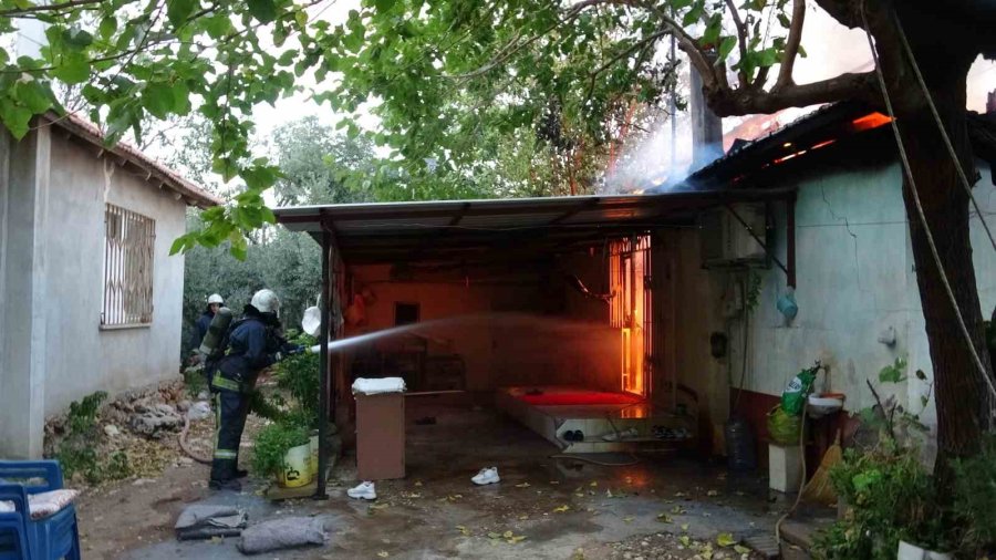 Kızını Alevlerin Arasından Çıkardı, Evi Gözlerinin Önünde Küle Döndü