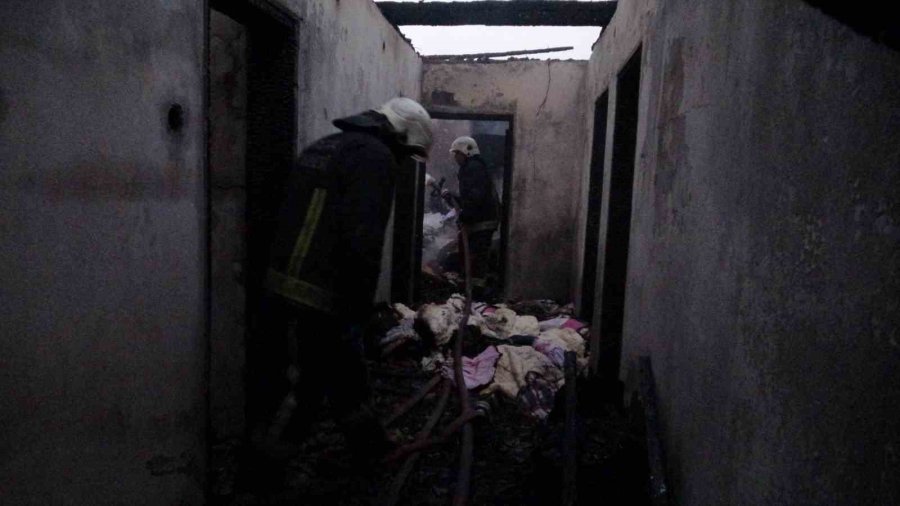 Kızını Alevlerin Arasından Çıkardı, Evi Gözlerinin Önünde Küle Döndü