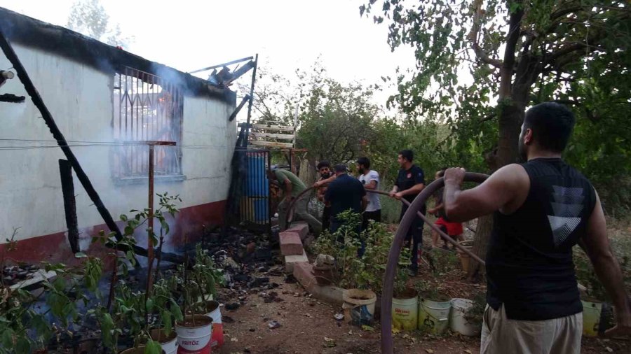 Kızını Alevlerin Arasından Çıkardı, Evi Gözlerinin Önünde Küle Döndü