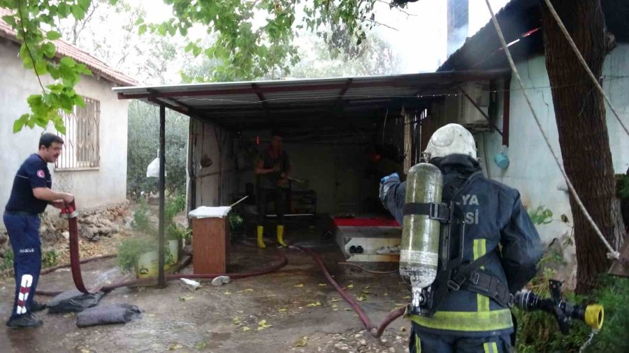 Kızını Alevlerin Arasından Çıkardı, Evi Gözlerinin Önünde Küle Döndü