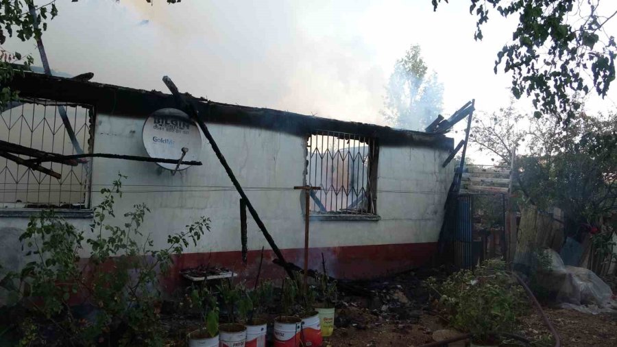 Kızını Alevlerin Arasından Çıkardı, Evi Gözlerinin Önünde Küle Döndü