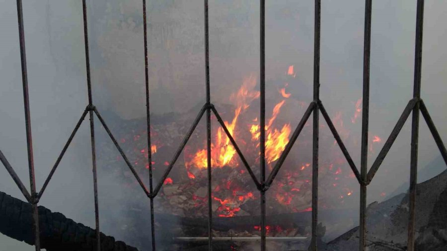 Kızını Alevlerin Arasından Çıkardı, Evi Gözlerinin Önünde Küle Döndü