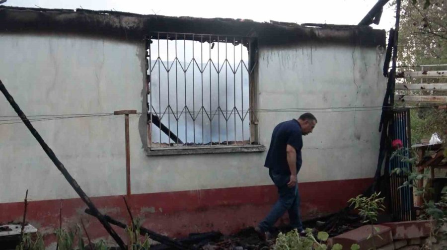 Kızını Alevlerin Arasından Çıkardı, Evi Gözlerinin Önünde Küle Döndü