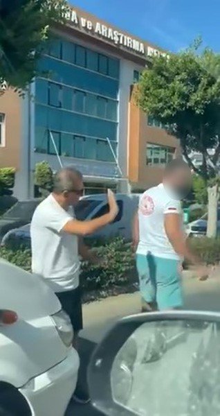 Safari Aracının Şoförü Ukraynalı Sürücünün Önünü Kesip Camı Yumrukladı