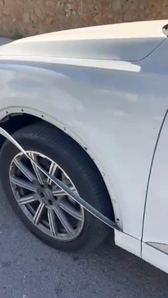 Safari Aracının Şoförü Ukraynalı Sürücünün Önünü Kesip Camı Yumrukladı