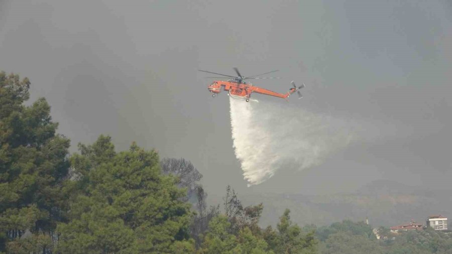 Orman Yangınında Uçaktan Atılan Su Gökkuşağı Oluşturdu