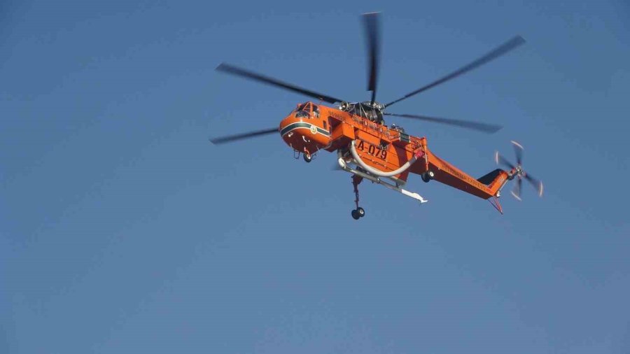 Orman Yangınında Uçaktan Atılan Su Gökkuşağı Oluşturdu