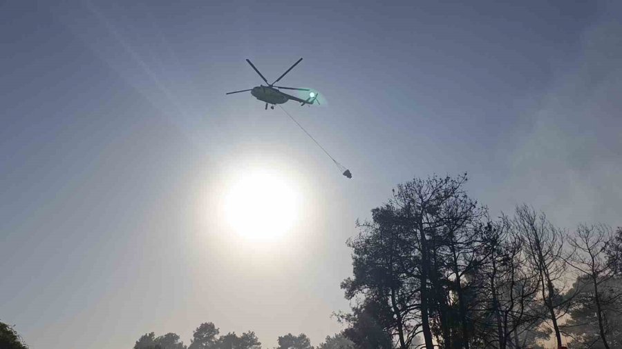 Orman Yangınında Uçaktan Atılan Su Gökkuşağı Oluşturdu