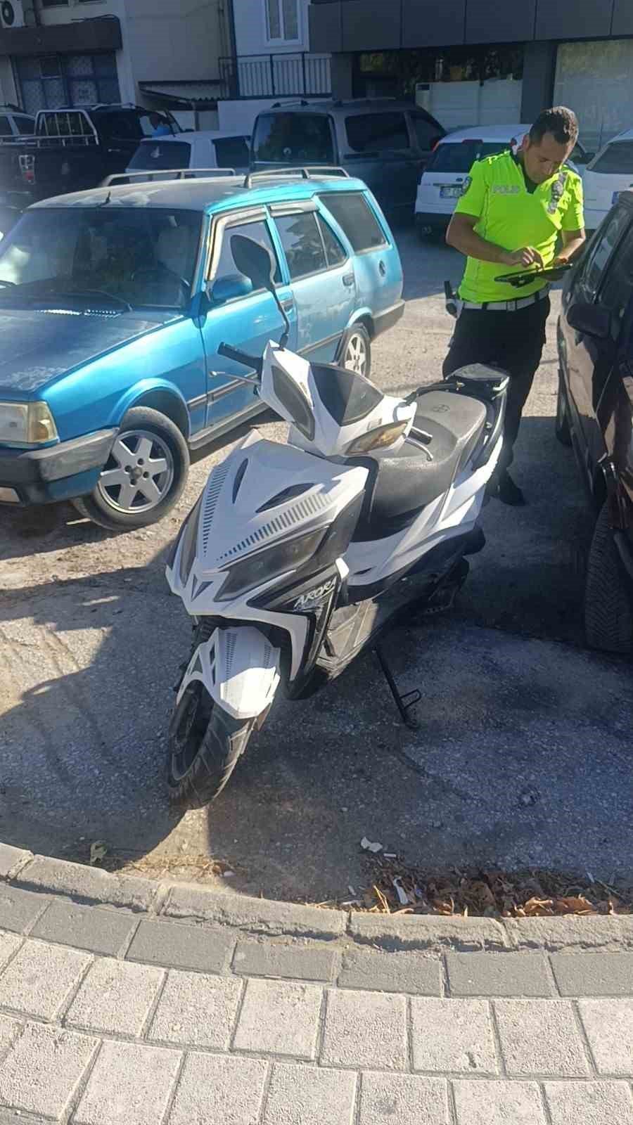 ‘dur’ Levhasına Rağmen Durmayan Motorlu Bisiklet Otomobile Çarptı: 1 Yaralı