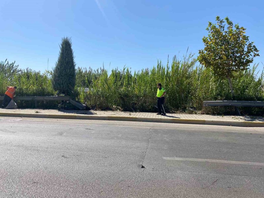 Yoldan Çıkan Otomobilin Motoruna Demir Bariyer Saplandı: 1 Yaralı