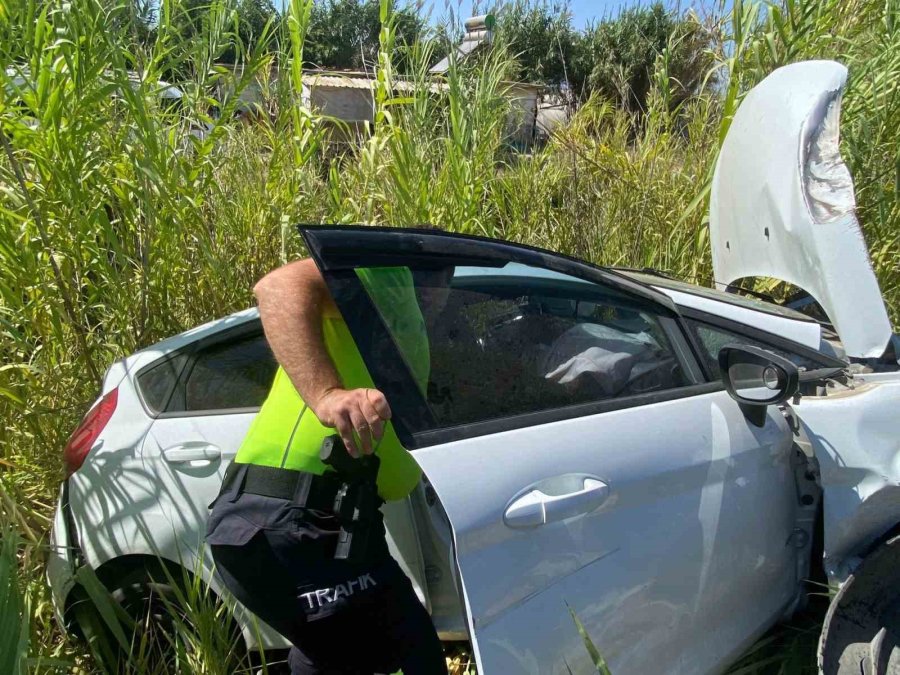 Yoldan Çıkan Otomobilin Motoruna Demir Bariyer Saplandı: 1 Yaralı