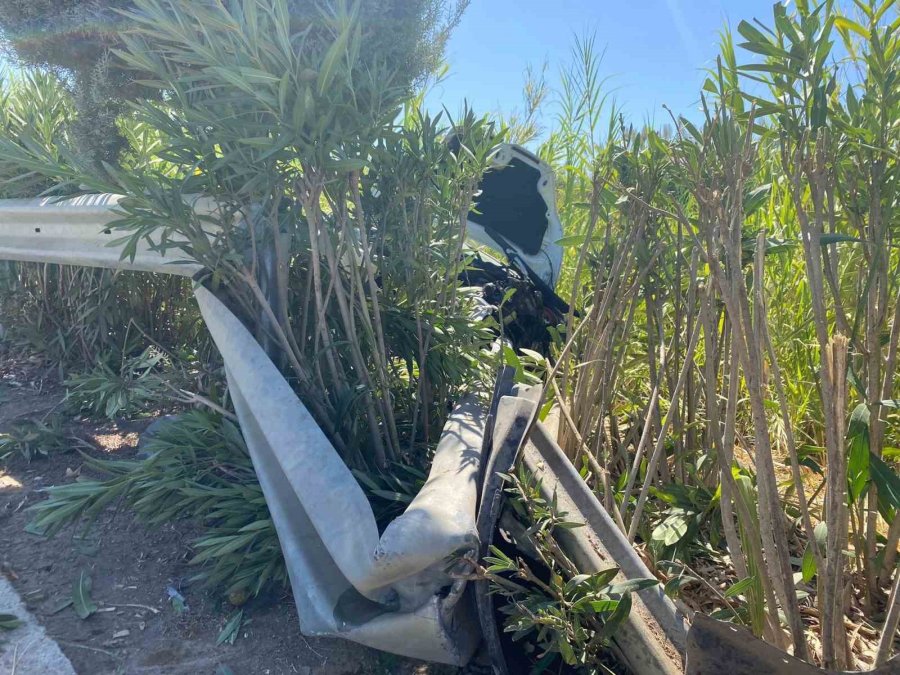 Yoldan Çıkan Otomobilin Motoruna Demir Bariyer Saplandı: 1 Yaralı