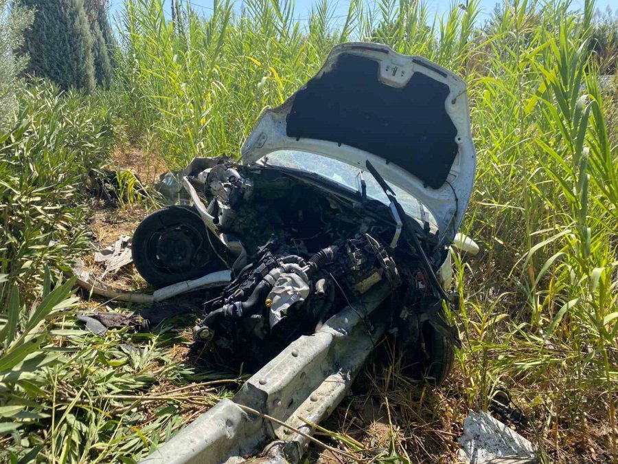 Yoldan Çıkan Otomobilin Motoruna Demir Bariyer Saplandı: 1 Yaralı