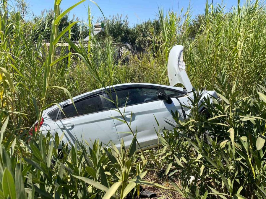 Yoldan Çıkan Otomobilin Motoruna Demir Bariyer Saplandı: 1 Yaralı