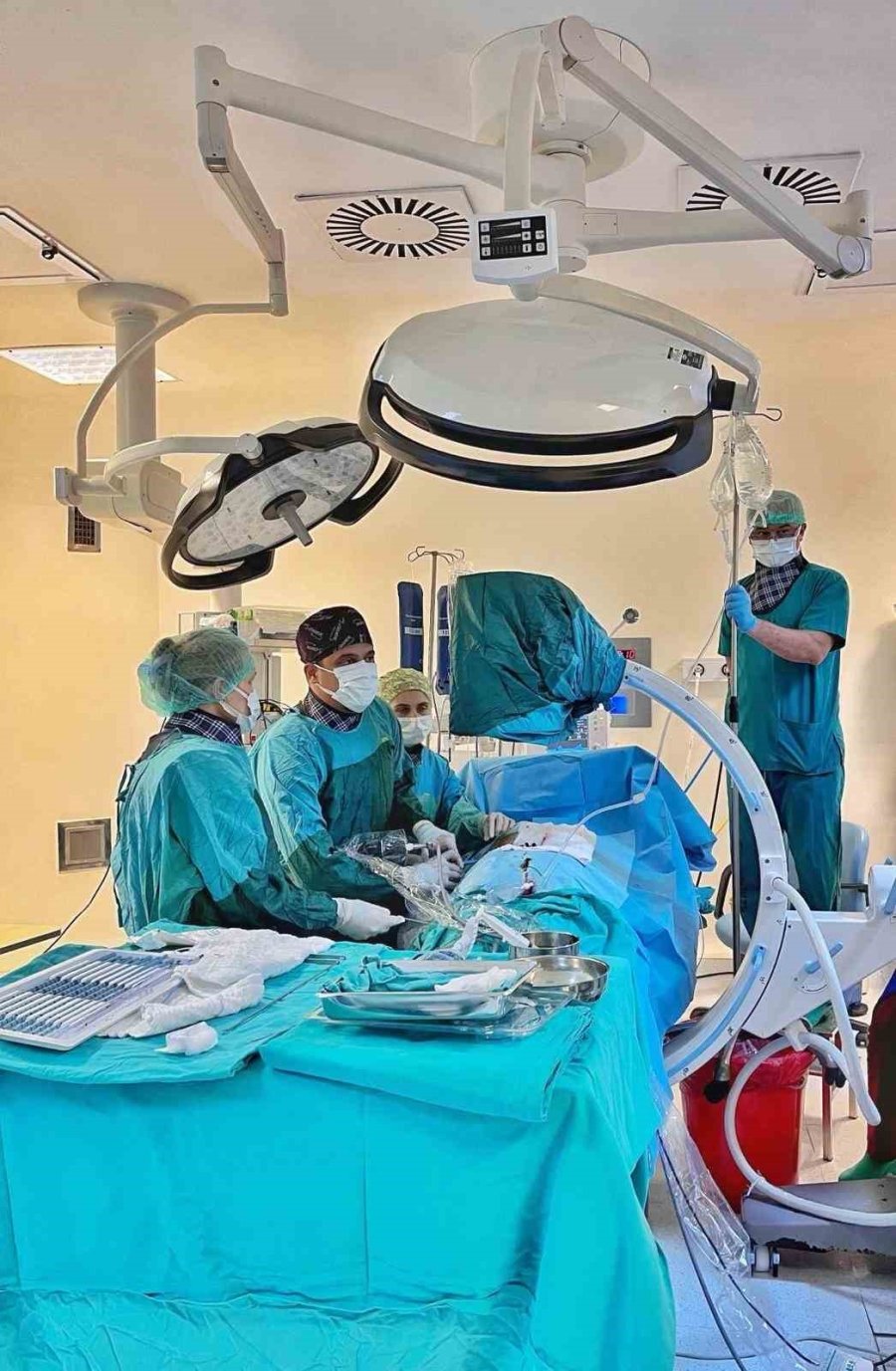 Gazipaşa‘da İki Başarılı Ameliyatla Hasta Böbrek Taşlarından Kurtuldu