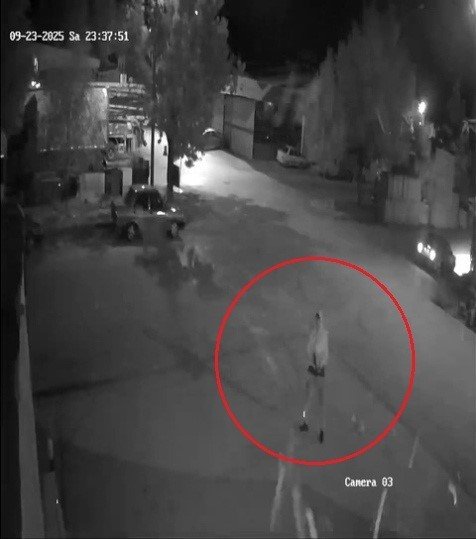 Antalya’da Kapüşonlu Şüpheli, 15 Dakika Arayla 2 İş Yerini Pompalı Tüfekle Kurşunladı