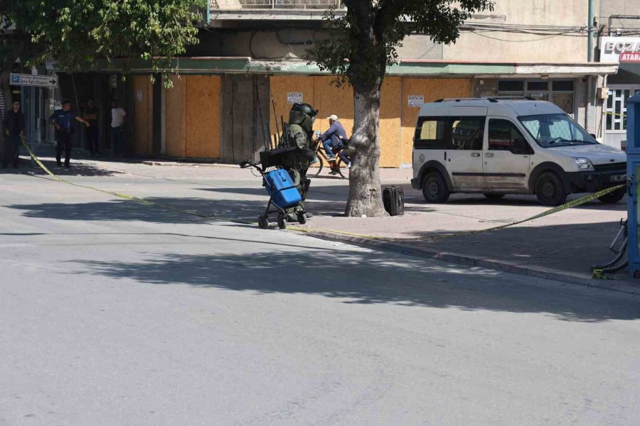 Caddeyi Trafiğe Kapattıran Şüpheli Valiz İhbarı Asılsız Çıktı