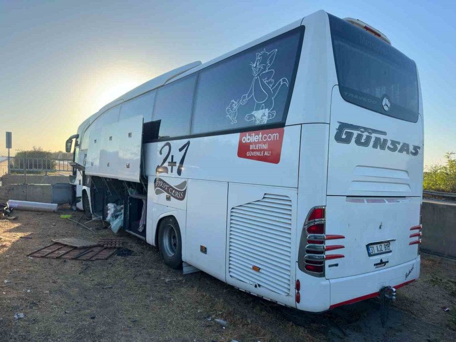 Mersin’de Yolcu Otobüsü Refüje Girdi: 13 Yaralı