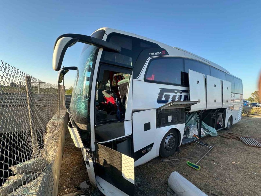 Mersin’de Yolcu Otobüsü Refüje Girdi: 13 Yaralı