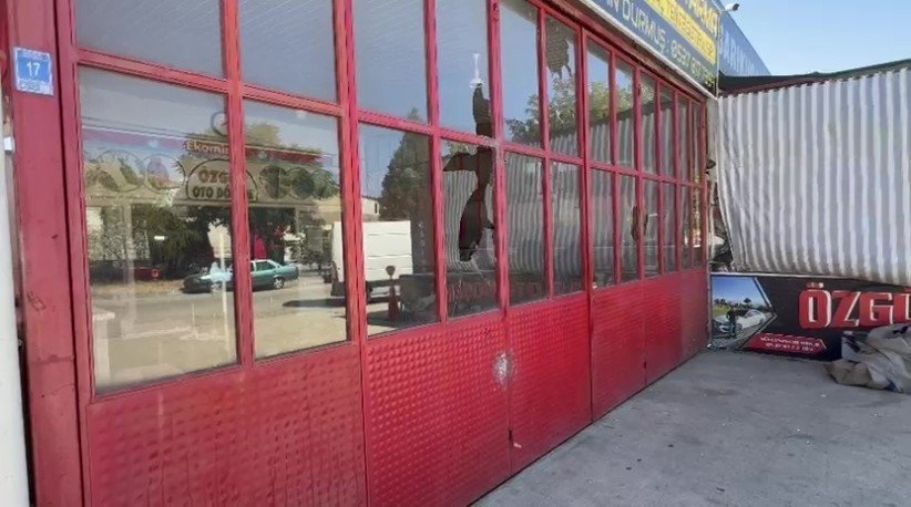 Antalya’da Kapüşonlu Şüpheli, 15 Dakika Arayla 2 İş Yerini Pompalı Tüfekle Kurşunladı