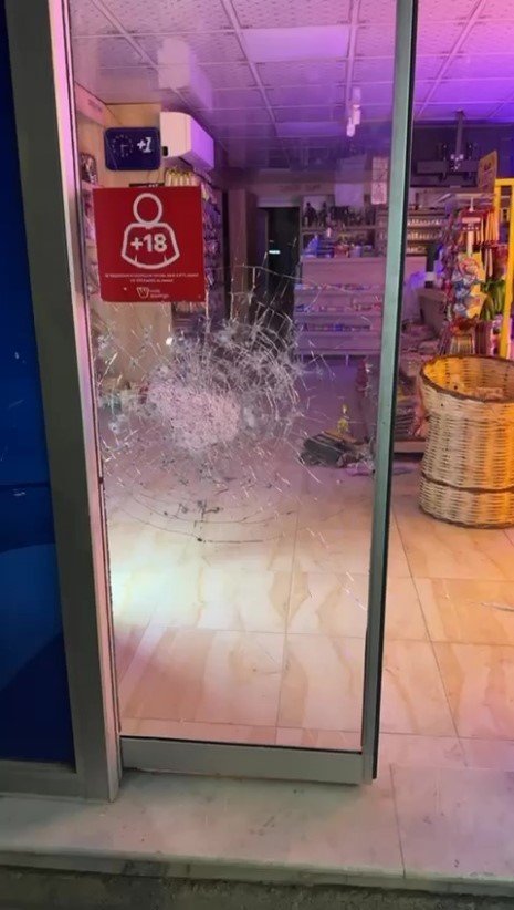 Antalya’da Kapüşonlu Şüpheli, 15 Dakika Arayla 2 İş Yerini Pompalı Tüfekle Kurşunladı