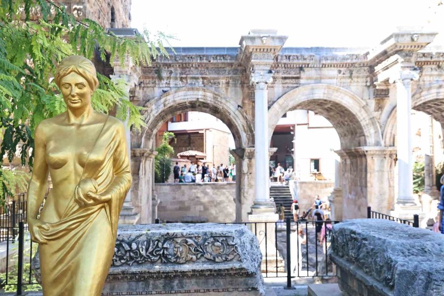 Antalya’da Altın Portakal İçin Geri Sayım Başladı: 62’nci Yıla Özel 62 Venüs Heykeli