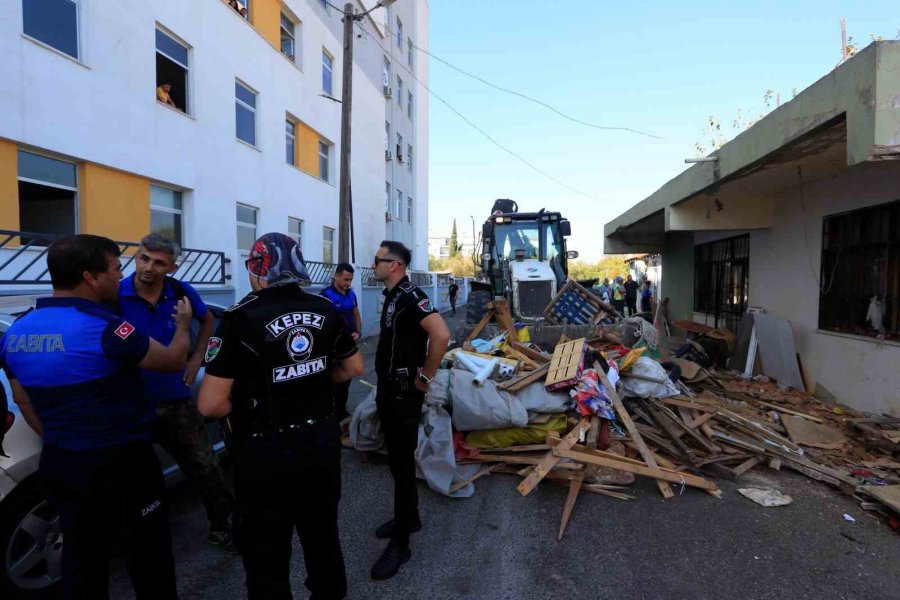 Çöp Eve Temizliğe Gelen Belediye Ekiplerine Zor Anlar Yaşattı
