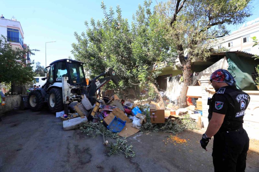 Çöp Eve Temizliğe Gelen Belediye Ekiplerine Zor Anlar Yaşattı