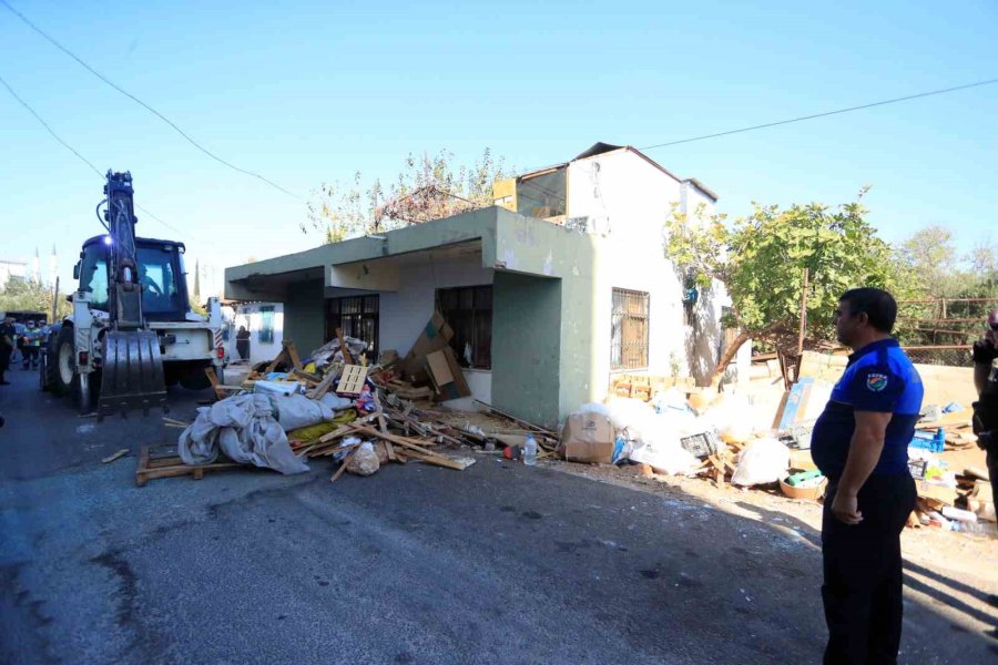 Çöp Eve Temizliğe Gelen Belediye Ekiplerine Zor Anlar Yaşattı