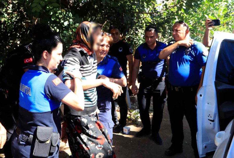 Çöp Eve Temizliğe Gelen Belediye Ekiplerine Zor Anlar Yaşattı