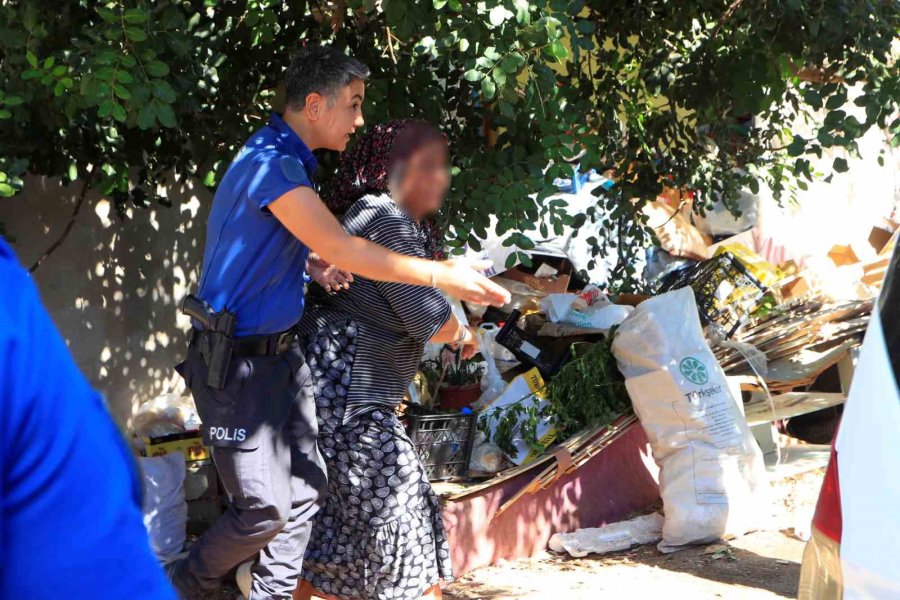 Çöp Eve Temizliğe Gelen Belediye Ekiplerine Zor Anlar Yaşattı