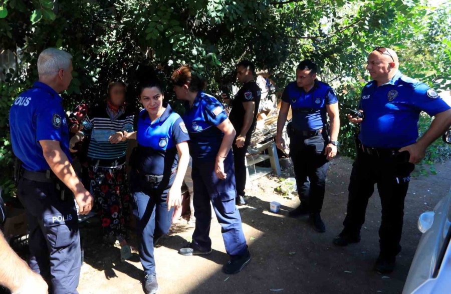 Çöp Eve Temizliğe Gelen Belediye Ekiplerine Zor Anlar Yaşattı