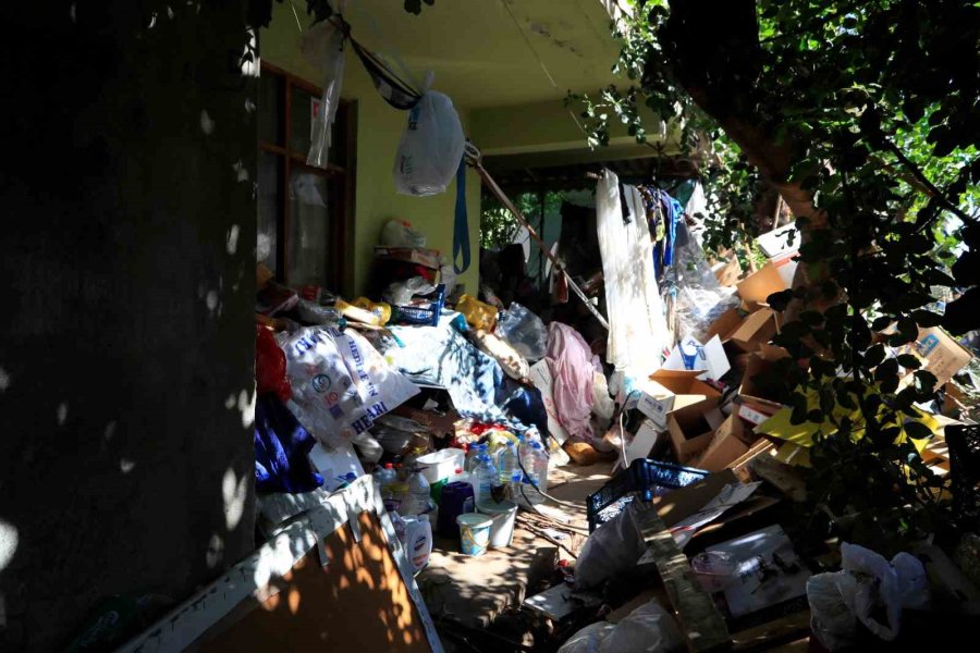 Çöp Eve Temizliğe Gelen Belediye Ekiplerine Zor Anlar Yaşattı