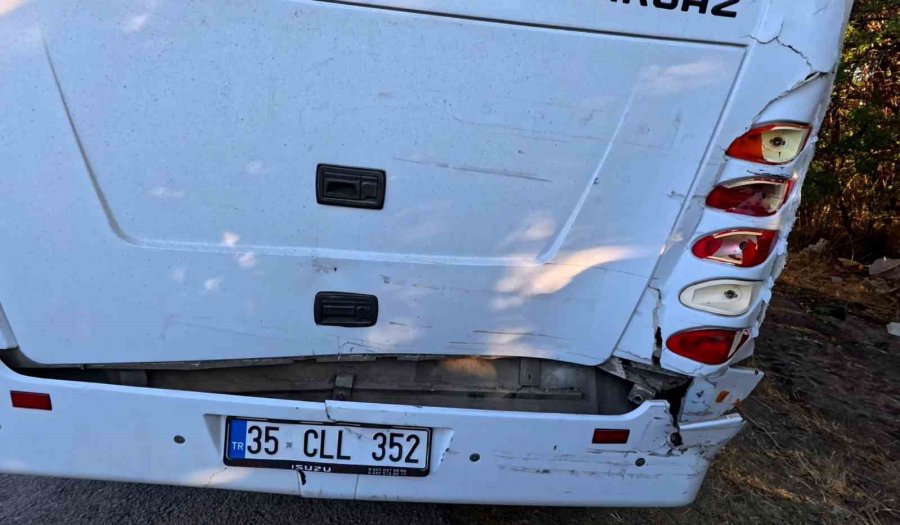 Turistleri Taşıyan Midibüse Tır Çarptı: 5 Turist Yaralı