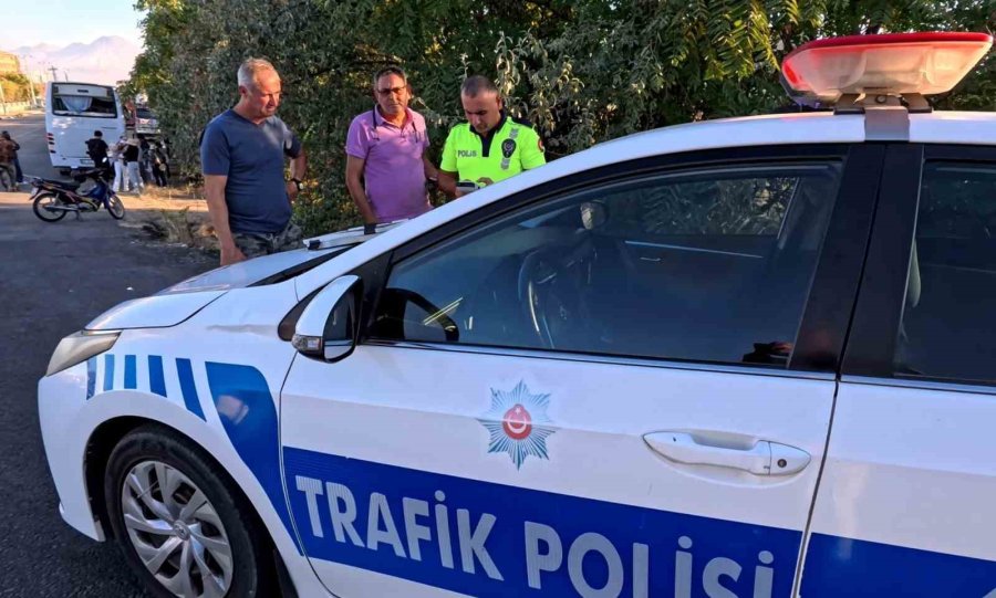 Turistleri Taşıyan Midibüse Tır Çarptı: 5 Turist Yaralı