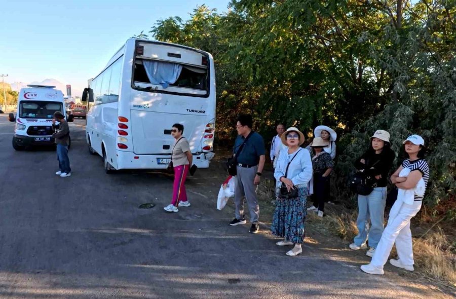Turistleri Taşıyan Midibüse Tır Çarptı: 5 Turist Yaralı