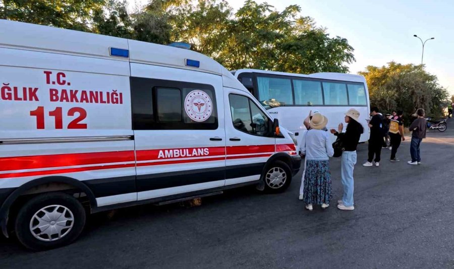 Turistleri Taşıyan Midibüse Tır Çarptı: 5 Turist Yaralı