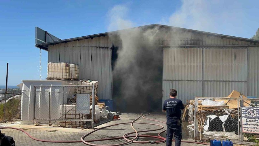 Alanya’da Serada Çıkan Yangın Depoya Sıçradı