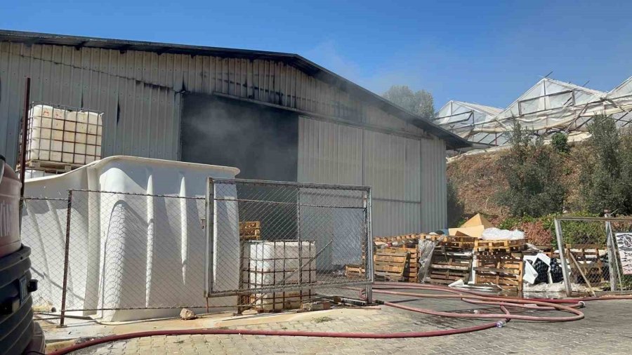 Alanya’da Serada Çıkan Yangın Depoya Sıçradı