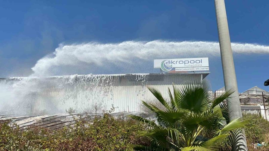 Alanya’da Serada Çıkan Yangın Depoya Sıçradı
