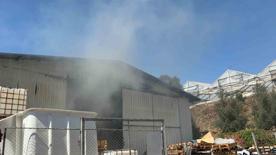 Alanya’da Serada Çıkan Yangın Depoya Sıçradı