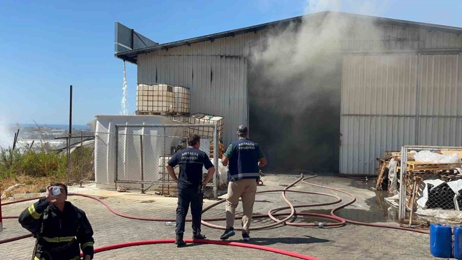 Alanya’da Serada Çıkan Yangın Depoya Sıçradı