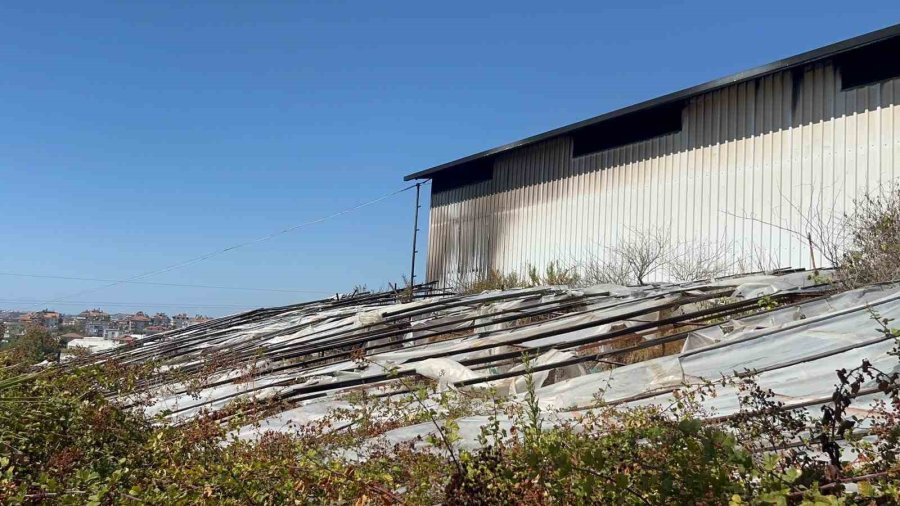 Alanya’da Serada Çıkan Yangın Depoya Sıçradı
