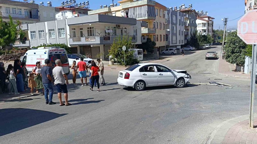Manavgat’ta Okul Servisi İle Otomobil Çarpıştı: 2 Yaralı