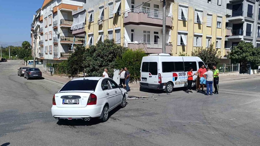 Manavgat’ta Okul Servisi İle Otomobil Çarpıştı: 2 Yaralı