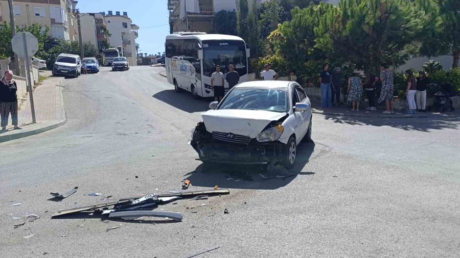 Manavgat’ta Okul Servisi İle Otomobil Çarpıştı: 2 Yaralı
