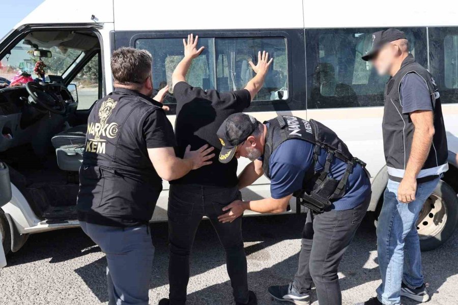 Dronla Takip Edilen Minibüsten 35 Kilo Uyuşturucu Çıktı